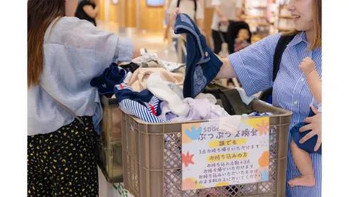 ぶつぶつ交換会で洋服を選ぶ参加者